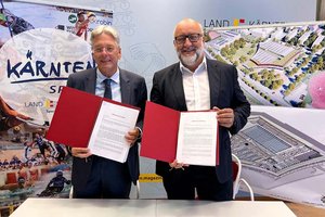 LH Peter Kaiser und STW-Vorstand Erwin Smole bei der Unterzeichnung des Fördervertrags für das neue Klagenfurter Hallenbad. Foto: Büro Kaiser