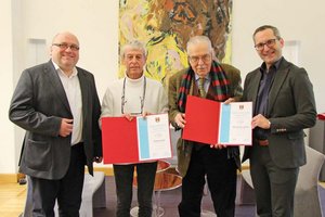 Kulturreferent Stadtrat Mag. Franz Petritz und Kulturabteilungsleiter Mag. Alexander Gerdanovits gratulieren Raimund Spöck und Bertram Karl Steiner zum Kultur-Anerkennungspreis. Foto: StadtKommunikation / Wedenig