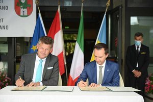 Bürgermeister Christian Scheider und Bürgermeister Luca Fanotto unterzeichnen den Partnerschaftsvertrag. Foto: StadtKommunikation/Hude