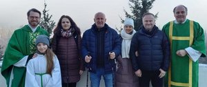 Pfarrer Bernd Wegscheider, Ministrantin Sarah Ellersdorfer, Ika und Blaz Grgic-Ivanovic, Slavica und Luka Bosnjak, Diakon Oliver Günther. Foto: Günther Gasper