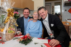 Maria Langhans durfte sich an ihrem Geburtstag über die persönlichen Glückwünsche des Bürgermeisters und von Dompfarrer Dr. Peter Allmaier freuen. Fotos: StadtKommunikation / Hude