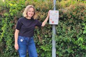 Die Klagenfurterin Hannah Kröll mit ihrer Bumblebox in der Waldhorngasse. Foto: zVg