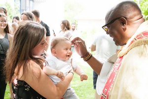 Kindersegnung: Ein Kreuzzeichen am Lebensbeginn. Foto; HF Pictures 