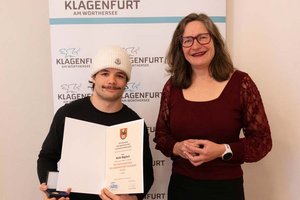 Sportstadträtin DI Constance Mochar gratulierte Martin Miggitsch zu seinen Erfolgen und verlieh ihm das Sportehrenzeichen der Landeshauptstadt in Gold. Foto: StadtKommunikation / Zechner