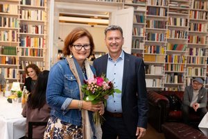 LH Daniel Fellner sprach Andrea Bergmann anlässlich ihrer Pensionierung seinen ausdrücklichen Dank aus. Foto: SPÖ Kärnten/Wolfgang Handler