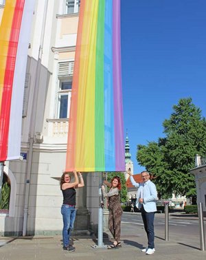 Stadträtin DI Constance Mochar mit Martina Myslivec-Karulle (Verein Queerinthia) und Stadtrat Mag. Franz Petritz beim Hissen der Regenbogenfahne. Foto: SK