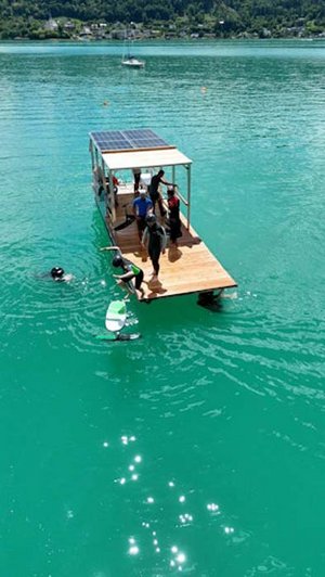 Das Pump Foil Floß in Krumpendorf. Foto: Pumpfoil Club Austria