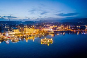 Der Veldener Advent mit Schwimmenden Adventkranz, einer der stimmungsvollsten Adventmärkte in Österreich. Foto: Veldener Tourismus Gesellschaft/Stabentheiner