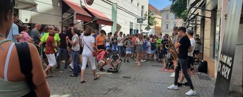Klagenfurter Straßenmusiker spielen vor Millionenpublikum