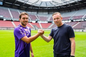 Leo Vielgut mit Geschäftsführer Sport Mario Brkljaca. Foto: Austria Klagenfurt/Kristan