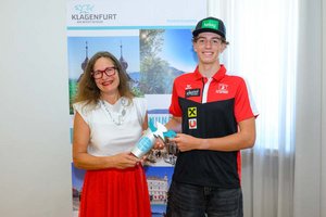Stadträtin DI Constance Mochar begrüßte Kajak-Ass Max Steinbrenner im Klagenfurter Rathaus. Foto: SK/Hude