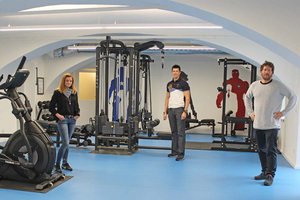 Jugendreferentin Stadträtin Mag. Corinna Smrecnik mit Dipl. Päd. Franz Pirker-Jeremias und Markus Schimana im neuen Fitnessraum des Jugendzentrums. Foto: StadtKommunikation / Glinik