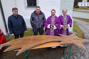 Messner Johann Karner, Tischlermeister Christopher Erschen, Pfarrer Bernd Wegscheider und Diakon Oliver Günther. Foto: Gasper