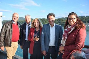 Großes Goldenes Ehrenzeichen für Harald Tschabuschnig, am Bild mit Landtagspräsident Reinhart Rohr, LH Peter Kaiser, Bgm. a. D. Maria-Luise Mathiaschitz und LRin Sara Schaar. Foto: Büro LRin Schaar