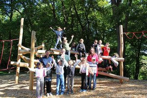 Einige Schülerinnen und Schüler der VS 1 Am Kreuzbergl haben den Spielplatz bereits auf Herz und Nieren getestet. Mit dabei waren Stadtrat Julian Geier, Stadträtin DI Constance Mochar und DI Ingo Weber von der Abteilung Stadtgarten. Foto: SK/Glinik 
