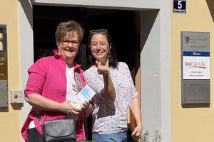 Beim Stadtspaziergang mit Stadtführerin Astrid Legner (l.) und Autorin Eva Brislinger (r.) werden Klagenfurter Viechereien aufgedeckt. Foto: Brislinger
