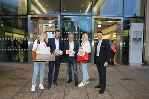 „Guten Morgen“: Frühstücks-Aktion für Kärntens Öffi-Pendler am Klagenfurter Hauptbahnhof. Foto: Büro LR Schuschnig