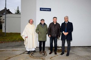 Provisor Kons. Rat Mag. Gerhard Simonitti, Meinhard Sajovitz, Bürgermeister Christian Scheider und MMag. Dietmar Wuksch vor der neu angebrachten Tafel Hemmaplatz 1. Foto: StadtKommunikation/Hude