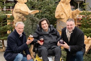 Helmuth Micheler, Mario Karner und Adi Kulterer mit den  Klagenfurter Weihnachts-KunstKugeln. Foto: KK 