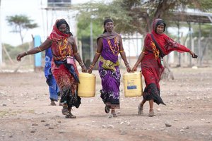 Frauen tragen Wasser vom Wasserkiosk zu ihren Häusern im Dorf Elboru Magadho im Bezirk Marsabit. Foto: Caritas Kärnten