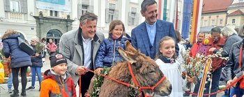 Palmeselumzug vom Klagenfurter Ostermarkt bis zur Domkirche