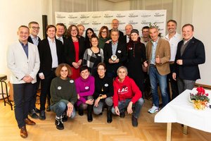 Vertreter der Stadtpolitik würdigten die erfolgreiche Klagenfurter Sportfamilie im Rahmen der Sportehrenzeichenverleihung 2024. Foto: StadtKommunikation/Just 