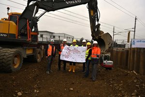 Bürgermeister Scheider und Stadträtin Wassermann besichtigen mit ÖBB Projektleiterin Schiavinato die Baustelle Unterführung Waidmannsdorf. Foto: ÖBB/Foto Horst 