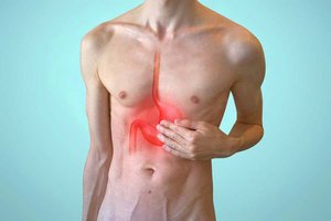 Zu den typischen Symptomen einer Gastritis zählen Oberbauchschmerzen, Übelkeit, Aufstoßen, Erbrechen und ein Druckgefühl im Oberbauch.