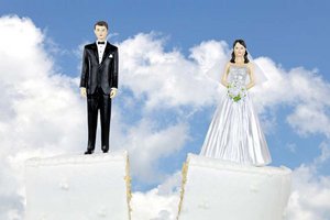 Eine süße Hochzeitstorte für den schönsten Tag, doch wie schnell kann aus ‘für immer’ ein ‘bis hierher und nicht weiter’ werden? Liebe ist manchmal bittersüß. Foto: Depositphoto/ @ jentara