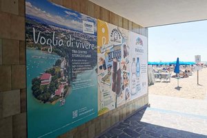 Die Klagenfurt-Plakate, auf denen die Stadt mit dem Wörthersee abgebildet ist, befinden sich an sechs Strandbüros, die den Eingang zum Meer hin bilden. Foto: StadtKommunikation / Spatzek