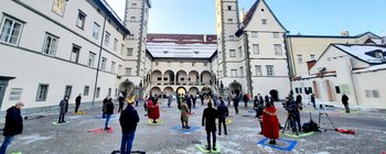 Reinhard Eberhart präsentiert Kärntner Faschingszeitung „Täglich Fasching“