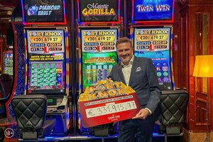 Casino Wien Direktor Reinhard Deiring mit dem symbolischen Siegerscheck. Foto: Casinos Austria