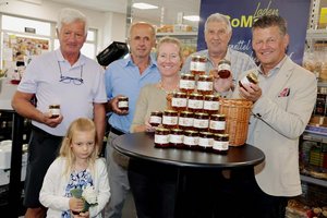 Der Sozialmarkt freute sich über die großzügige Spende des Bienenzuchtvereins Klagenfurt: Vertreter des Bienenzuchtverein Klagenfurt mit SOMA-Leiterin Theres Leber und Sozialreferent Bürgermeister Christian Scheider. Foto: StadtKommunikation/Wajand