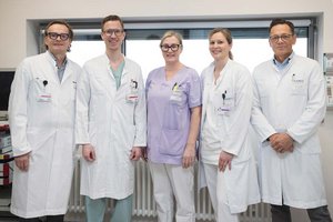 Univ. Prof. Dr. Matthias Rab, DDr. Maximilian Neuwirth, DGKP Eveline Schwarz, Christina Repitsch, BSc MSc, Prof. Dr. Thomas Kretschmer. Foto: KABEG/Hipp