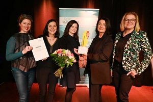 Künstlerin Ina Loitzl, Mag. Astrid Malle, Frauenreferentin Stadträtin Mag. Corinna Smrecnik mit Preisträgerin Dr. Ute Liepold und Laudatorin FH-Prof. MMag. Dr. Kathrin Stainer-Hämmerle. Foto: StadtKommunikation/Hronek