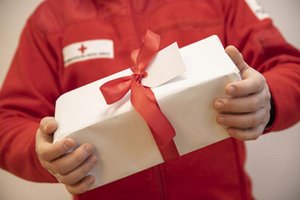 Das Rote Kreuz schenkt mit Team Österreich Tafeln Weihnachtsfreude. Foto: Österreichisches Rotes Kreuz/Markus Hechenberger 