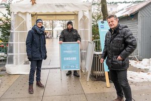 Bürgermeister und Marktreferent Christian Scheider und Marktkoordinator Alexander Adamitsch freuen sich über den aktuell offenen Zugang am Neuen Platz. Foto: StadtKommunikation