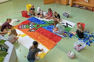 Schülerinnen und Schüler kreieren Kunstwerke aus Plastikstöpsel. Foto: VS 2 Ferlach