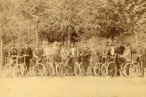 Der Radfahrclub Velden im Jahr 1897. Frauen waren damals bei Radfahrvereinen noch in der Minderheit. Foto: Archiv der Marktgemeinde Velden