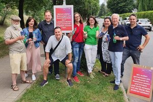 Die SPÖ Sektion Kreuzbergl machte mit einer Getränke-Verteilaktion am Lendkanal auf Leerstände an den schönsten Ecken Klagenfurts aufmerksam. Foto: KK