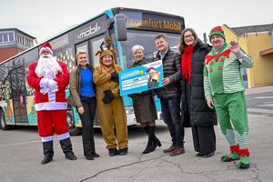 Theresia Hrstic von der Kärntner Kinderkrebshilfe (4.v.l) nahm den symbolischen Scheck der KMG über 3.000 Euro entgegen und bedankte sich herzlich. Foto: KMG/Helge Bauer