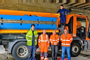 Straßenbaureferentin Stadträtin Sandra Wassermann, BA gemeinsam mit Mitarbeitern des Winterdienstes bei der Instandsetzung eines LKW für den Winterbetrieb. Foto: StadtKommunikation / Hude