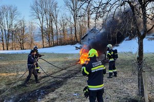 Auto brannte am Gelände eines Bauernhofes in Klagenfurt. Foto: Berufsfeuerwehr Klagenfurt