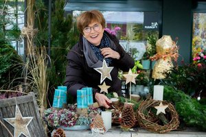 Aus natürlichen Materialien: Spezial-Workshop „Adventkranz-Varianten“ mit Birgit Brommer. Foto: Blumen Brommer