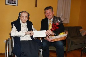 Bürgermeister Christian Scheider besuchte Ordensschwester Maria Nopp zum 105. Geburtstag. Foto: StadtKommunikation/Hronek