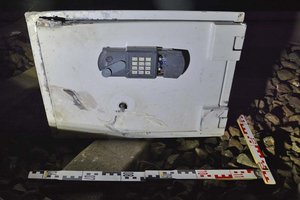 Tankstelleneinbrecher legten Tresor beim Ostbahnhof auf Bahngleise. Foto: Polizei Kärnten