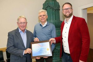 Europahaus-Präsident Dr. Christof Zernatto freut sich mit Vizebürgermeister Prof. Mag. Alois Dolinar und Direktor Marc Germeshausen MSc BA KHS über die Auszeichnung der Fondation du Mérite Européen. Foto: StadtKommunikation/Raunig