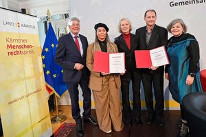 LH Peter Kaiser, Preisträgerin Chantal Bamgbala, die Preisträger Angelika Hödl und Gabriel Lipuš (Radio Agora) und LAbg. Ruth Feistritzer. Foto: LPD Kärnten/Bauer