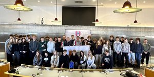 Bürgermeister Christian Scheider nahm Stadtrat Slawomir Golab sowie die polnische Schülergruppe und Delegation aus Rzeszów im Klagenfurter Rathaus in Empfang. Foto: StadtKommunikation/ Buchner