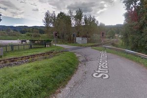 23-jährige Villacherin fuhr auf Bahngleis und blieb stecken. Foto: Google Street View